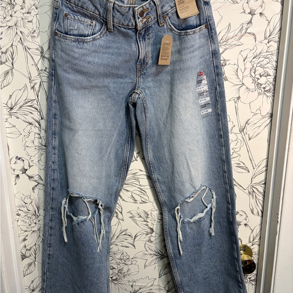 NWT Women's Levi’s Distressed Jeans - Picture 2 of 4